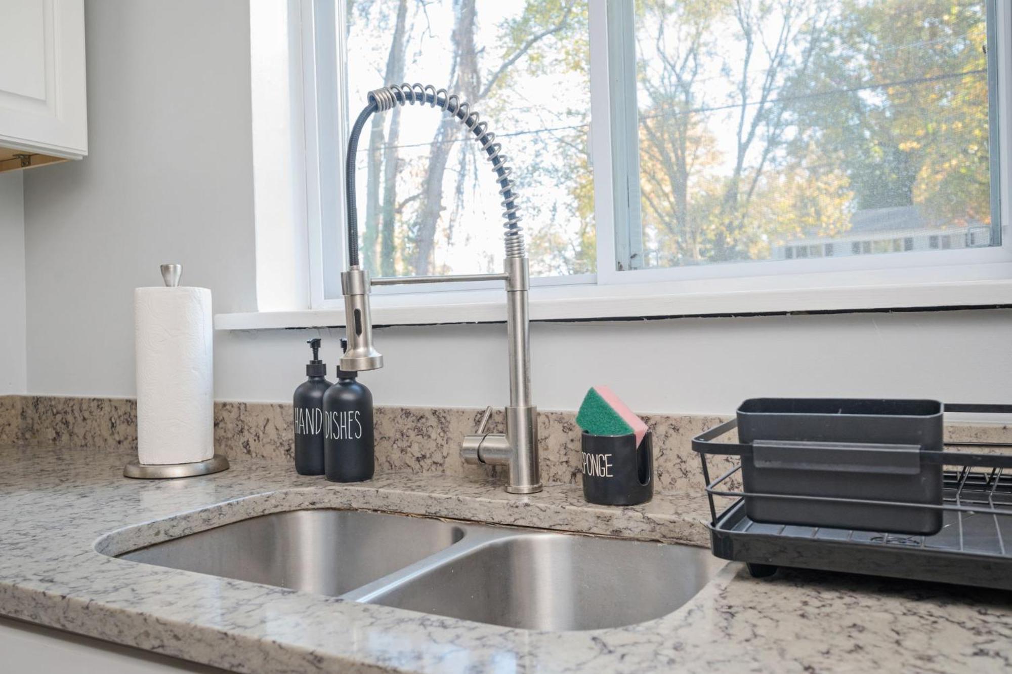 Quiet & Quaint Apartment, 5 Mins To Airport And 15 Mins To Downtown Atlanta Exterior photo