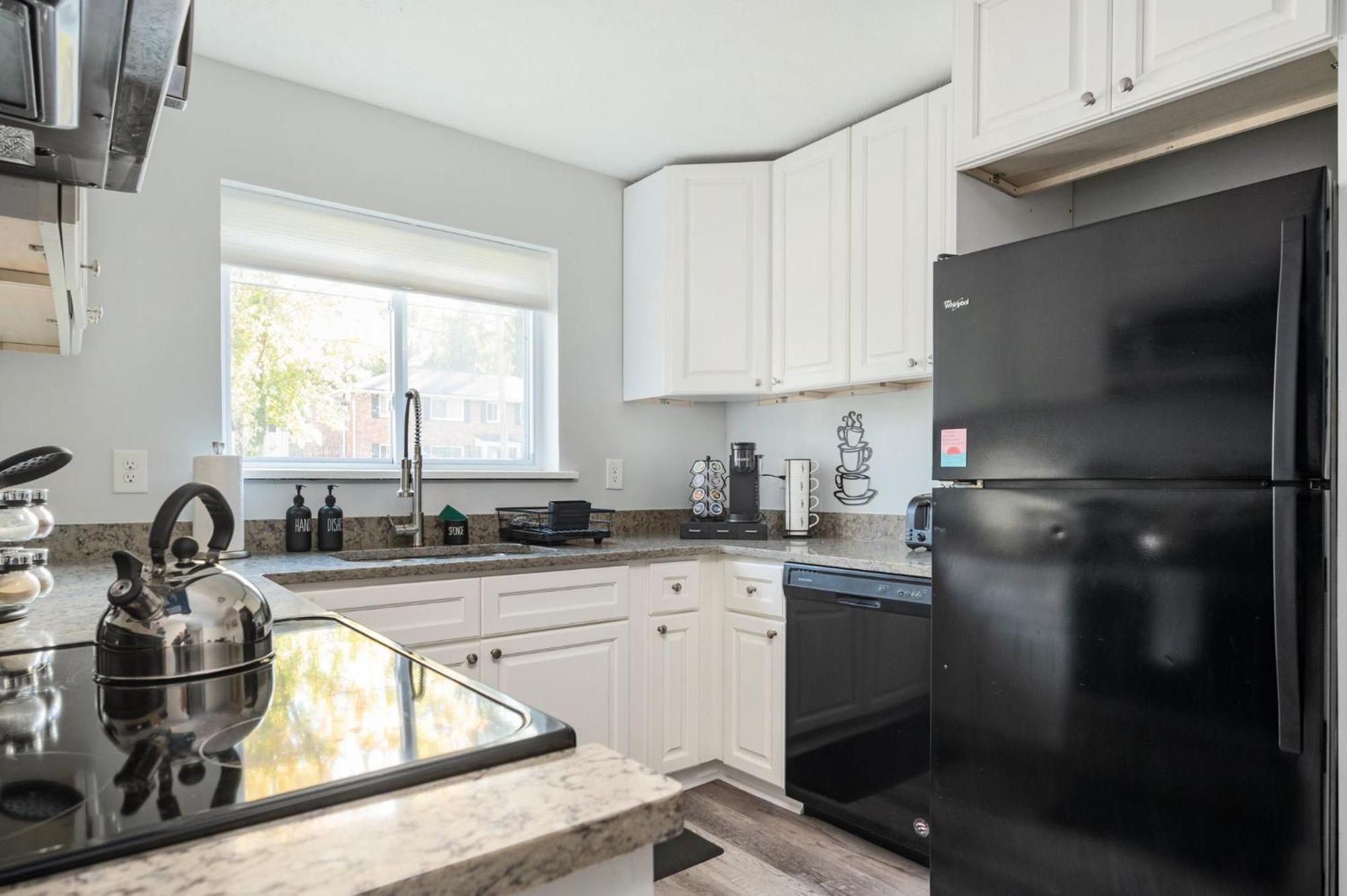 Quiet & Quaint Apartment, 5 Mins To Airport And 15 Mins To Downtown Atlanta Exterior photo